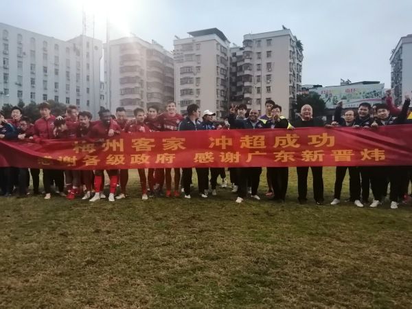 也不扭捏，大大方方的在书桌边的一把椅子上做了下来。